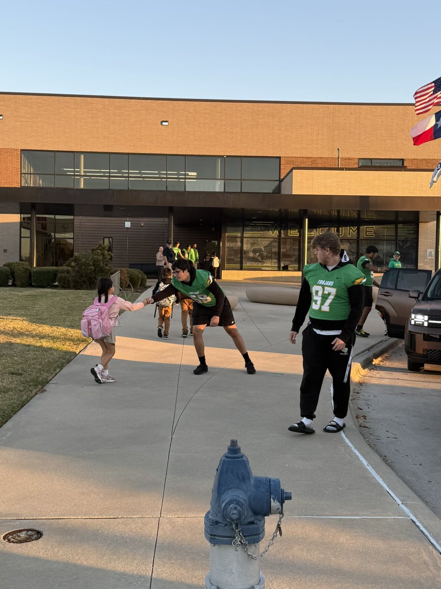ThaBallCoach's tweet image. We had an incredible time visiting Good Elementary this morning! It was great seeing all the smiles and energy from the kids. Looking forward to our next visit soon! #TAAT #TrojanNation🟢🟡