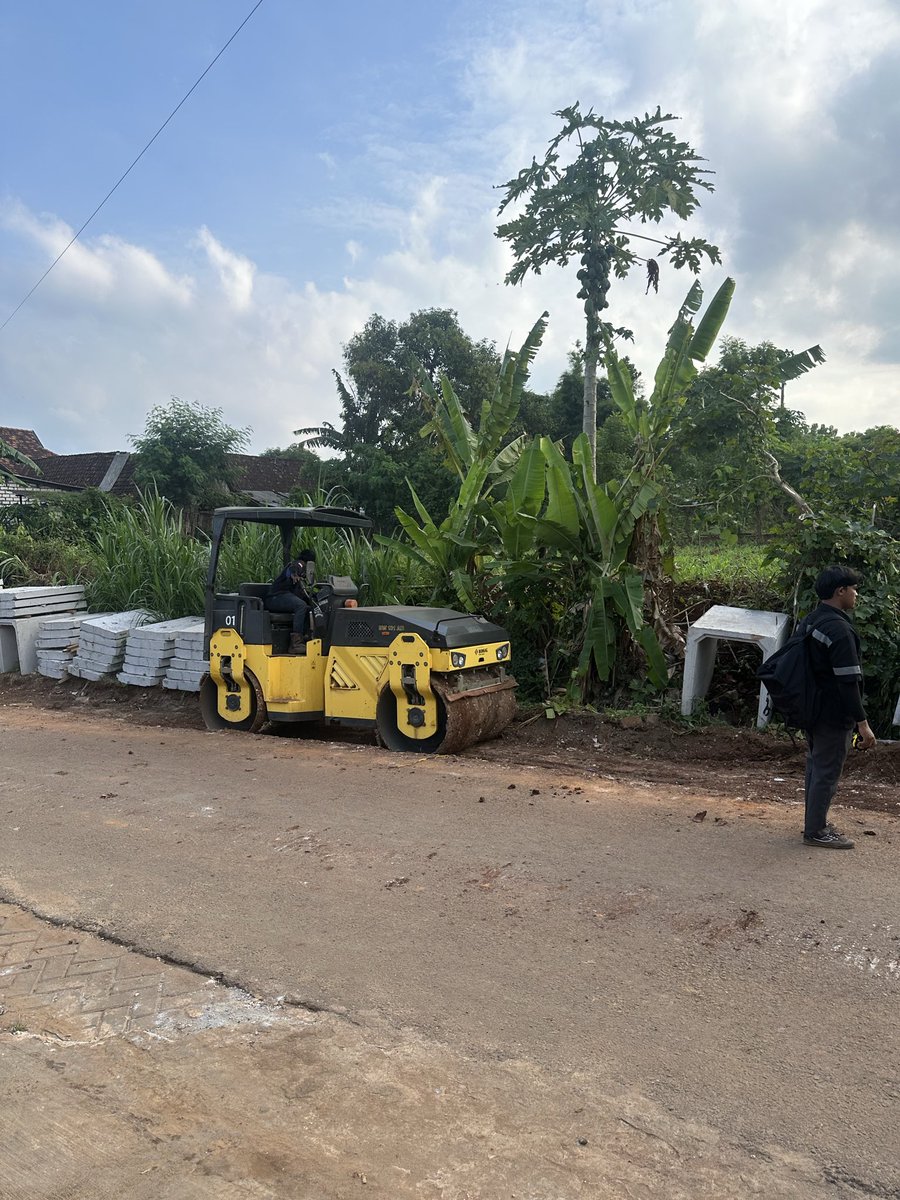 xyzyourbae's tweet image. Tetap dijalur kerja dengan hati 🤍 #generalcontractor