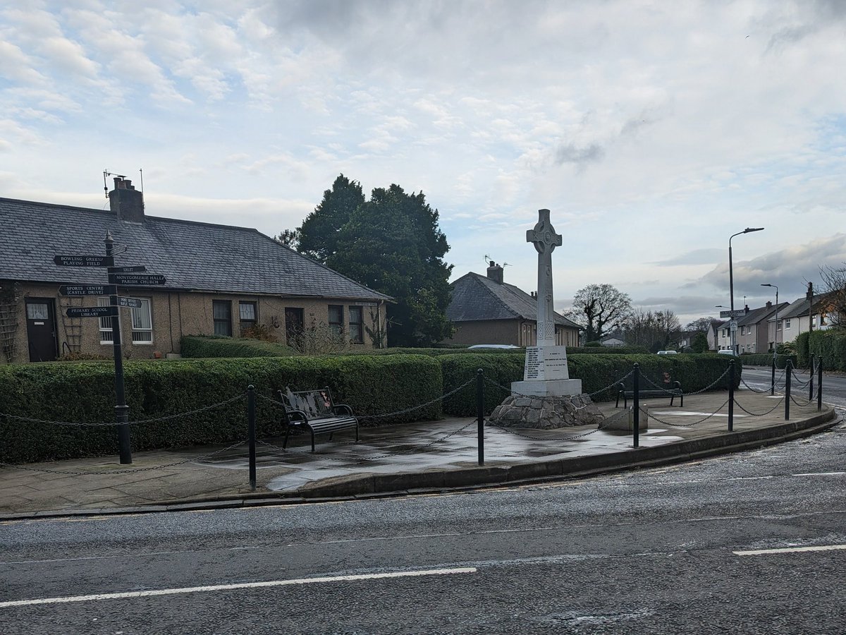 Today the Christmas tree was put in place in the village. It was removed a couple of hours later, hopefully by the same people who put it up...