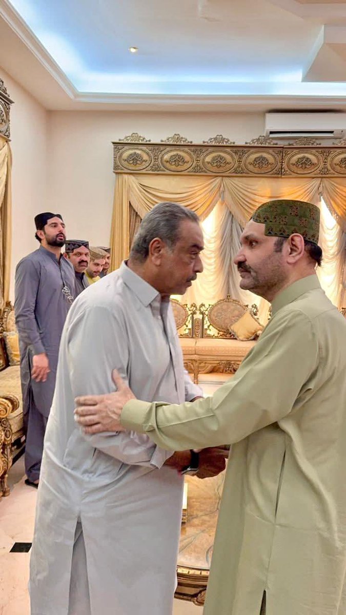 TeamKhalidKhan's tweet photo. میر خالد احمد خان لونڈ (ہمراہ بیرسٹر میر شہباز احمد خان لونڈ) خانگڑھ، گوہر پیلس، پہنچے۔

رکنِ قومی اسمبلی سردار علی گوہر خان مہر سے ان کی والدہ ماجدہ کے انتقال پر دلی تعزیت کا اظہار کیا اور فاتحہ خوانی کی۔

ہم دکھ کی اس گھڑی میں سردار صاحب کے ساتھ مکمل یکجہتی کا اظہار کرتے ہیں۔ https://t.co/hZpuK2GGWA