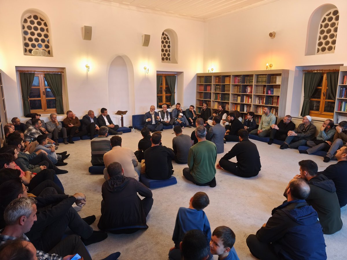 Arnavutköy'de Riyâzu's-Sâlihîn halkası kuran kardeşlerimizle bir hadis halkasında bulunmanın anlamını konuştuk.