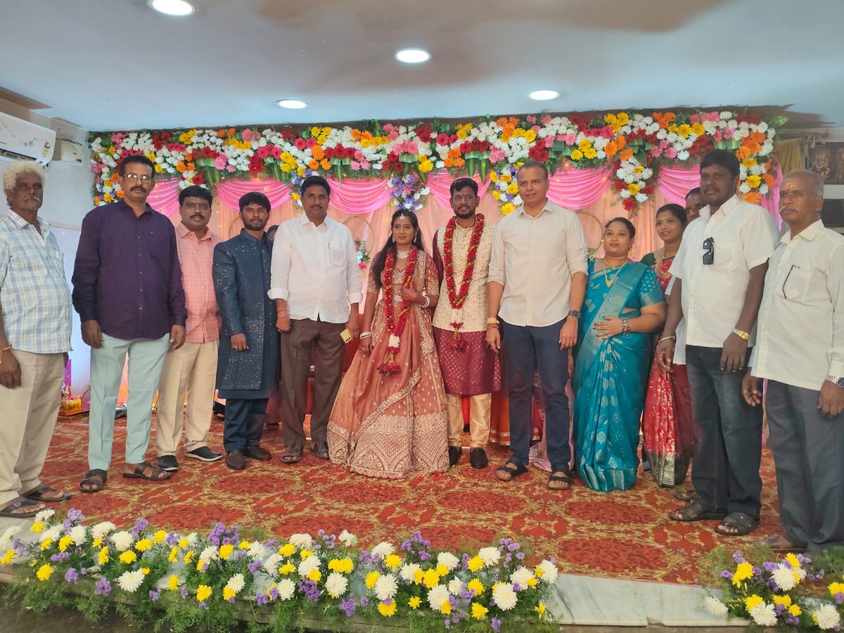 వడమాలపేట మండలం అయ్యన్న గారి పల్లి   కు చెందిన నారాయణమంగళం దేవరాజులు గారి కుమార్తె లావణ్య /శివ నారాయణ ల వివాహ రిసెప్షన్ కు హాజరై  వధూవరులను ఆశీర్వదించిన నగరి ఎమ్మెల్యే గాలి భాను ప్రకాష్ గారు
#AdminPost