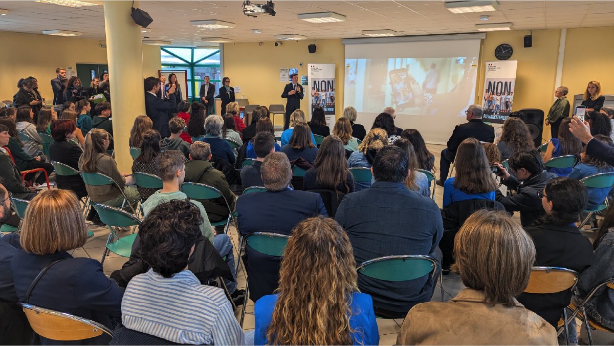 Ce 6 novembre à Barentin, l’<a href="/ac_normandie/">Académie de Normandie</a> a accueilli le ministre <a href="/EdouardGeffray/">Édouard Geffray</a> à l’occasion de la journée de lutte contre le harcèlement.

🎯 Ateliers, échanges avec les élèves ambassadeurs et projection du clip “Tous différents, jamais indifférents”.

#NonAuHarcèlement #pHARe