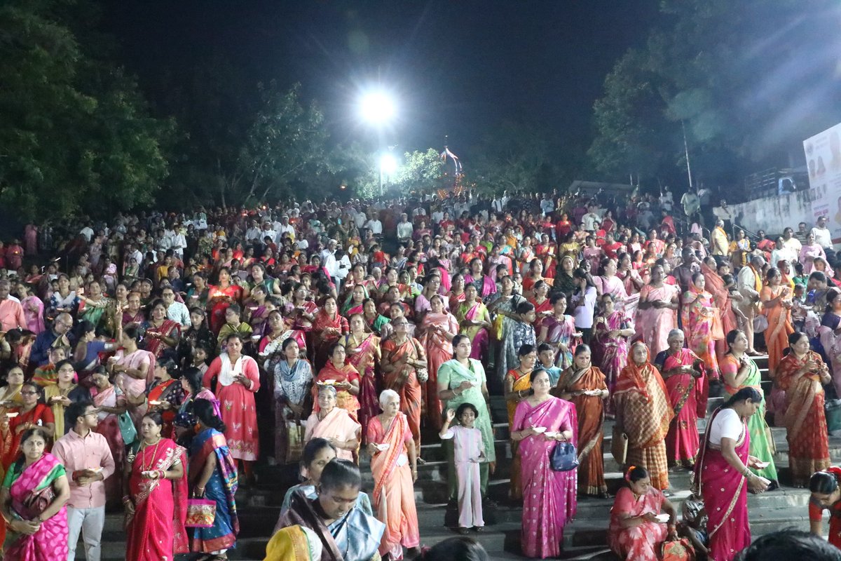 नांदेडला आज २५ वा गोदावरी गंगापूजन सोहळा भक्तीमय वातावरणात संपन्न झाला. भाजपा प्रदेश कार्यकारिणी सदस्य धर्मभूषण ॲड. दिलीपजी ठाकूर यांच्या पुढाकारातून हा कार्यक्रम आयोजित करण्यात आला होता. हा सोहळा म्हणजे नांदेडकरांसाठी अभिमानास्पद असा श्रद्धा, संस्कार आणि एकतेचा दिव्य उत्सव ठरला.