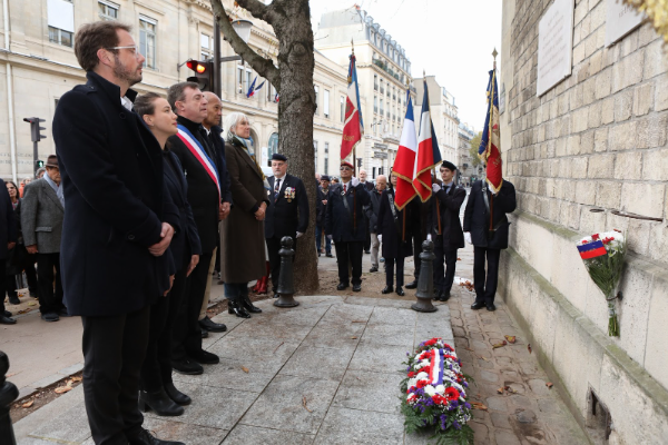 @maire6paris et ses élus présideront la cérémonie de commémoration du #11novembre en hommage aux soldats morts pour la France. Elle se tiendra à 16h avec dépôts de gerbes au Monument aux Morts de la Mairie et devant la plaque de l’Armée des Volontaires.
#Paris  #Hommage #Mémoire