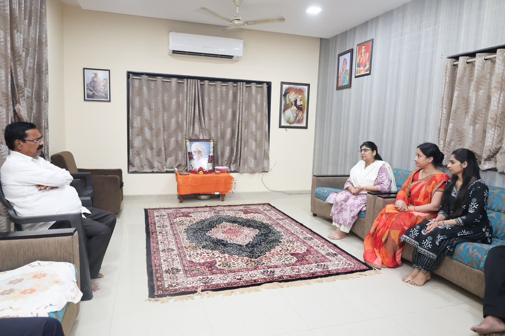 नांदेड शहरातील प्रसिद्ध उद्योजक बालाजीराव जाधव यांचे वडील विठ्ठलरावजी जाधव यांचे काल निधन झाले. आज त्यांच्या निवासस्थानी जाऊन श्रद्धांजली अर्पण केली.