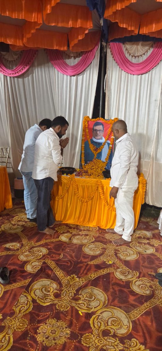 AbhisheknirajRG's tweet image. आज सुमेरपुर समाजवादी पार्टी के वरिष्ठ नेता भाई सुशील कुमार पांडे जी के बाबा के तेरहवीं भोज कार्यक्रम में पहुंचकर श्रद्धांजलि अर्पित की।
🙏 दिवंगत आत्मा की शांति के लिए ईश्वर से प्रार्थना करता हूँ।