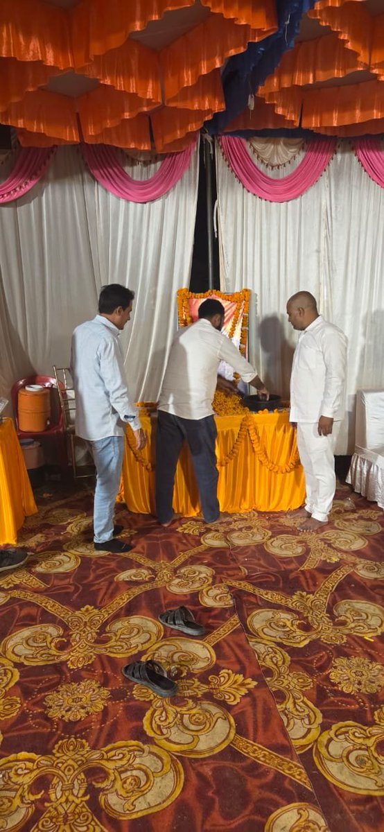 AbhisheknirajRG's tweet image. आज सुमेरपुर समाजवादी पार्टी के वरिष्ठ नेता भाई सुशील कुमार पांडे जी के बाबा के तेरहवीं भोज कार्यक्रम में पहुंचकर श्रद्धांजलि अर्पित की।
🙏 दिवंगत आत्मा की शांति के लिए ईश्वर से प्रार्थना करता हूँ।