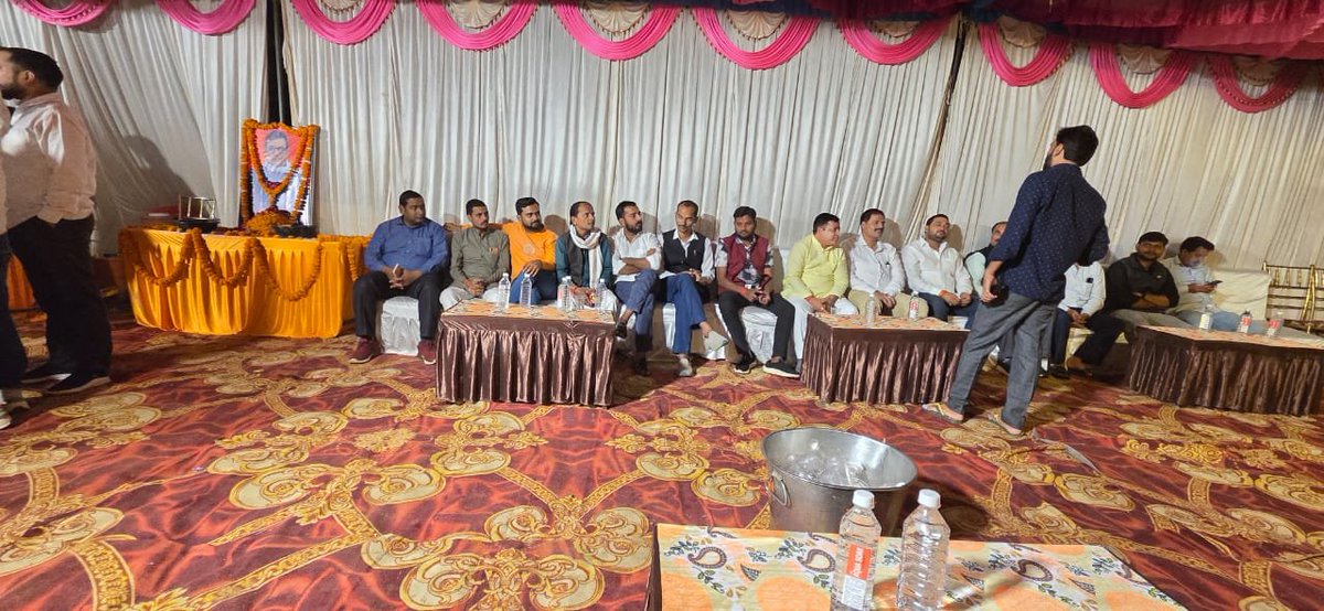AbhisheknirajRG's tweet image. आज सुमेरपुर समाजवादी पार्टी के वरिष्ठ नेता भाई सुशील कुमार पांडे जी के बाबा के तेरहवीं भोज कार्यक्रम में पहुंचकर श्रद्धांजलि अर्पित की।
🙏 दिवंगत आत्मा की शांति के लिए ईश्वर से प्रार्थना करता हूँ।