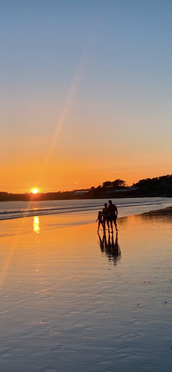 A veces el silencio …
Tiene la ultima palabra

Bellísimo atardecer Gallego 
A Lanzada 🥰