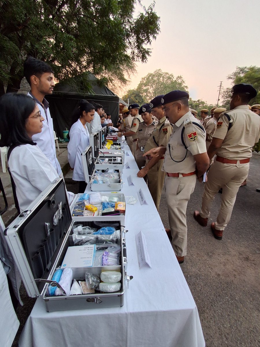 मोबाइल एफएसएल निरीक्षण अनिवार्य किया गया है। इसी क्रम में प्रत्येक जिले के लिए नई मोबाइल एफएसएल इकाइयों का शुभारंभ पुलिस अनुसंधान के क्षेत्र में एक महत्वपूर्ण उपलब्धि है।

हम नागरिकों की सेवा और अपराधियों को न्याय के कटघरे तक पहुँचाने के लिए प्रतिबद्ध हैं।