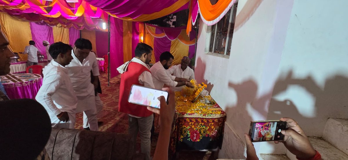 AbhisheknirajRG's tweet image. आज केशव नगर में समाजवादी पार्टी के नेता जीतू निषाद जी के बड़े पिताजी के तेरहवीं भोज कार्यक्रम में पहुंचकर श्रद्धांजलि अर्पित की।
भगवान दिवंगत आत्मा को शांति प्रदान करें। 🙏