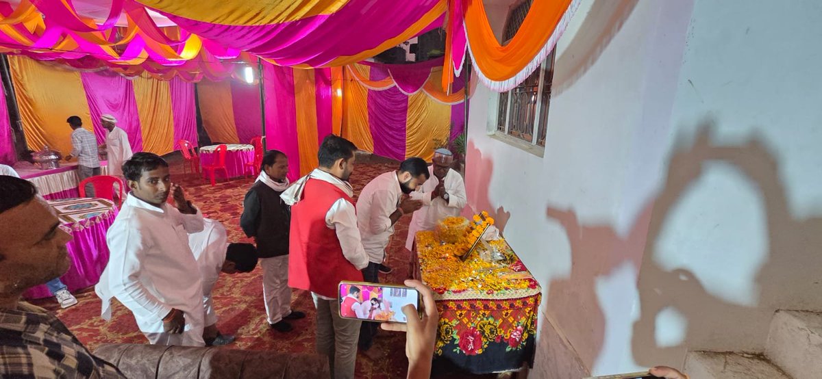 AbhisheknirajRG's tweet image. आज केशव नगर में समाजवादी पार्टी के नेता जीतू निषाद जी के बड़े पिताजी के तेरहवीं भोज कार्यक्रम में पहुंचकर श्रद्धांजलि अर्पित की।
भगवान दिवंगत आत्मा को शांति प्रदान करें। 🙏