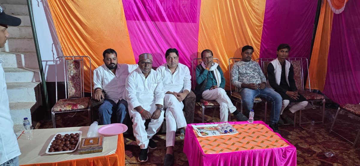 AbhisheknirajRG's tweet image. आज केशव नगर में समाजवादी पार्टी के नेता जीतू निषाद जी के बड़े पिताजी के तेरहवीं भोज कार्यक्रम में पहुंचकर श्रद्धांजलि अर्पित की।
भगवान दिवंगत आत्मा को शांति प्रदान करें। 🙏