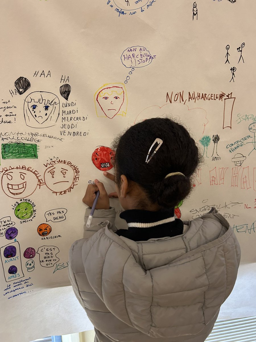 dsden18's tweet photo. #NonAuHarcèlement Journée de lutte contre le harcèlement scolaire au collège Le Colombier de Dun sur Auron
Mme l’IA-DASEN a découvert quelques actions mises en place tout au long de cette journée :
➡️ réalisation d’un set de table
➡️ mise à disposition d’un mur d’expression https://t.co/Rmn7J6Xz3A