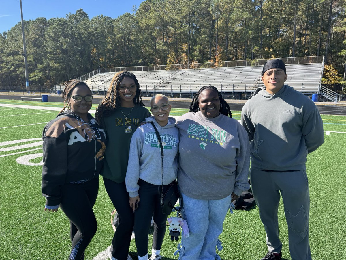 drjbg3's tweet image. The Big Feet @SufVAschools is always one of our signature events! I really love the fact that the kids were having so much fun! A special shout to the clubs @LHSCavs and the students from @NSUSpartans for volunteering their time to help out! #SPSCreatesAchievers 🏃🏾‍♂️💪🏾👏🏾👊🏾