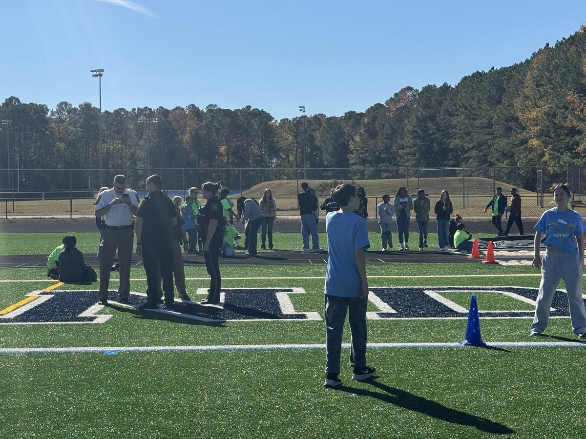 drjbg3's tweet image. The Big Feet @SufVAschools is always one of our signature events! I really love the fact that the kids were having so much fun! A special shout to the clubs @LHSCavs and the students from @NSUSpartans for volunteering their time to help out! #SPSCreatesAchievers 🏃🏾‍♂️💪🏾👏🏾👊🏾