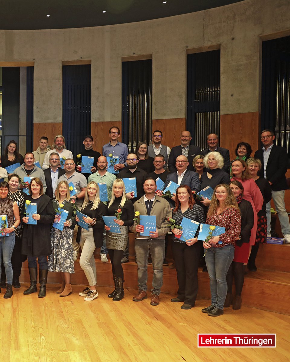 Erster Vorkurs erfolgreich abgeschlossen🎉
Gestern bekamen 76 Teilnehmende des ersten Vorkurses für Seiteneinsteigende ihre Fortbildungsnachweise in einem feierlichen Rahmen überreicht. Wir wünschen allen viel Erfolg auf ihrem Weg🚀

#lehrerinthueringen #seiteneinstieg #vorkurs