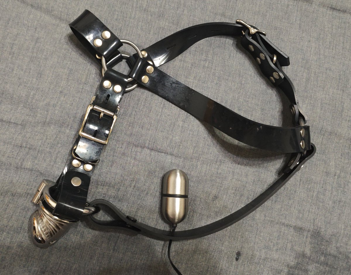 Longbow455's tweet photo. 冬日居家日常穿搭 #胶衣 #latex https://t.co/2tcDF7ZwDg