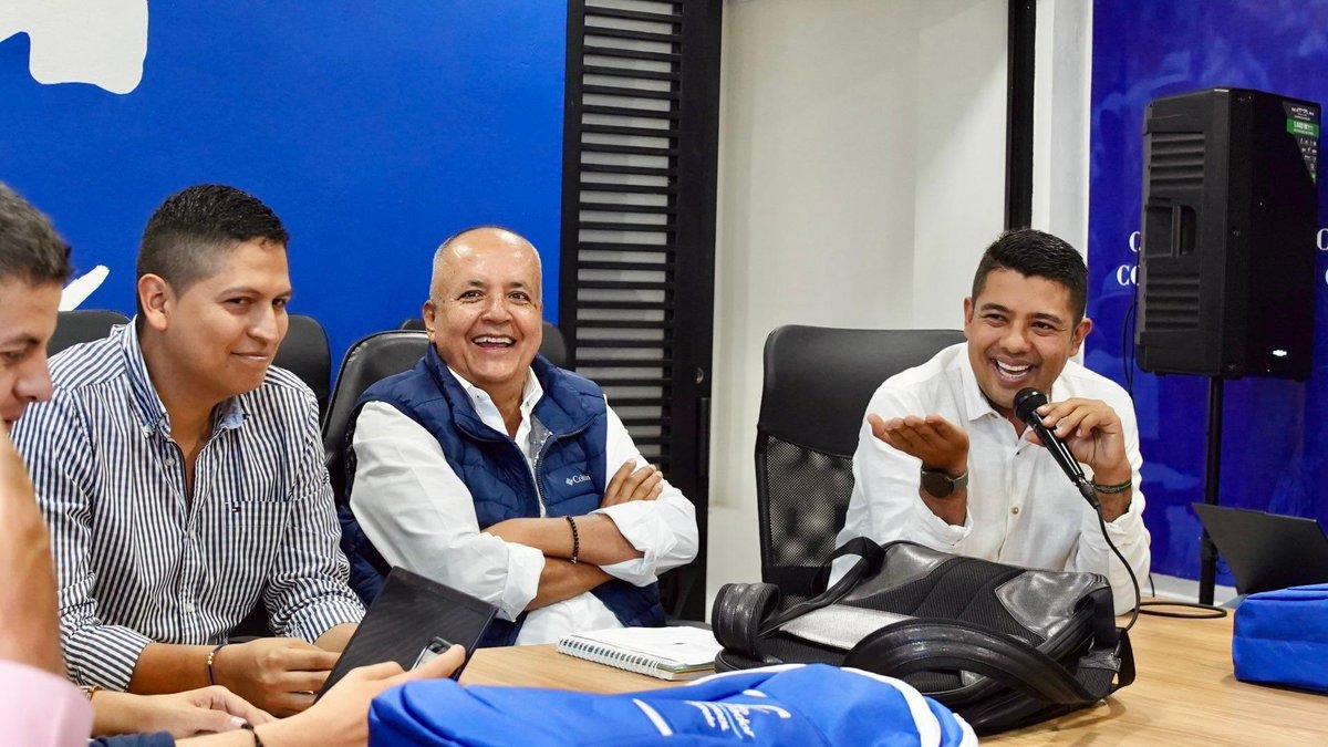 OscarBarretoTol's tweet photo. 💙 ¡Qué grato es reencontrarnos con nuestros amigos de #Planadas! 
Recordar todo lo que como equipo hemos construido por esta tierra nos llena de alegría.
Hoy, gracias al cariño y compromiso con la comunidad, Planadas se pinta de azul. 💙@soyconservador https://t.co/YBB8iusgiY
