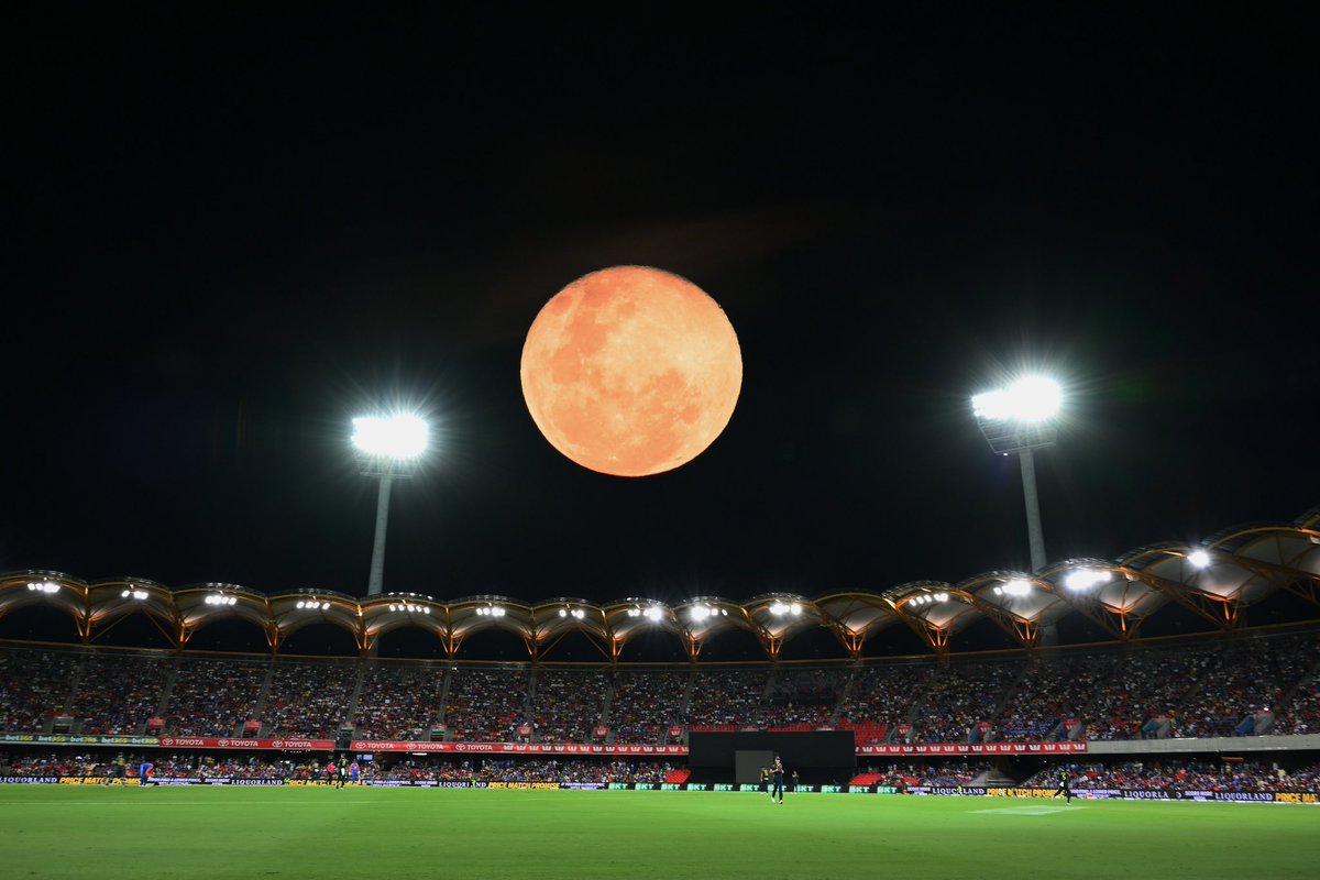 diwaaaakar's tweet photo. Moon Looking Soo Close and Soo Big from Australia...♥️🥰

What a View of today's Match..😍

#AxarPatel #Bapu #INDvsAUS #CricketTwitter #Cricket #BCCI https://t.co/qN7qowzFHe