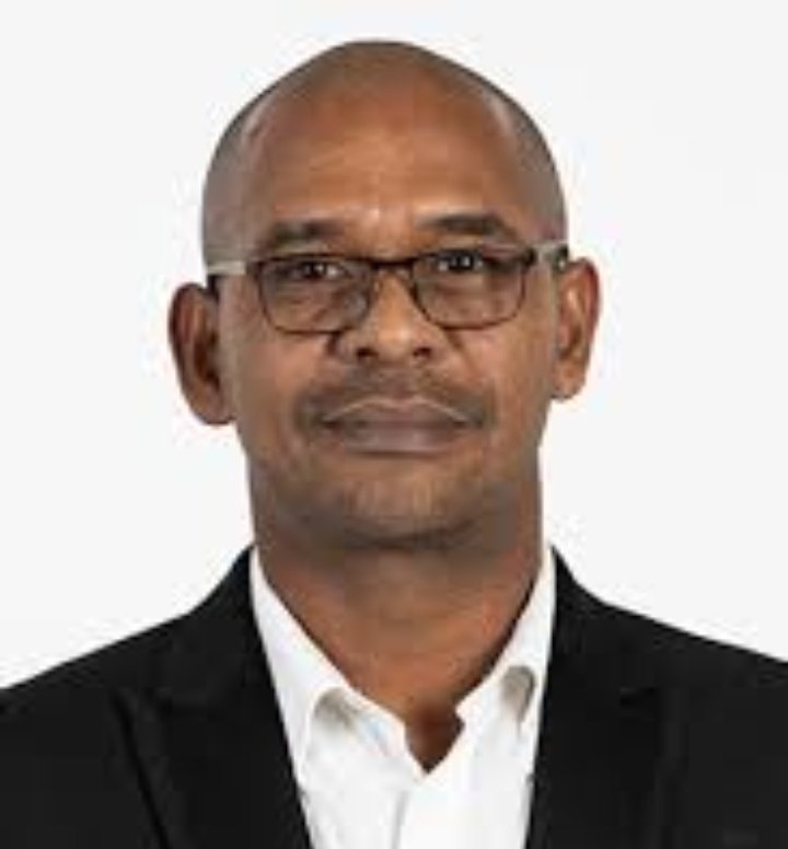 Lebstar9's tweet image. Haybo have you noticed Julius Malema has chosen his side #AdHocCommittee 👀

No difference between the two🤞