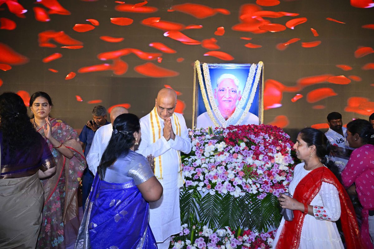 హైదరాబాద్ నార్సింగిలోని ఓం కన్వెన్షన్ హాల్ లో జరిగిన మాజీ మంత్రి <a href="/BRSHarish/">Harish Rao Thanneeru</a> గారి తండ్రి సత్యనారాయణ రావు గారి దశదినకర్మకు హాజరై పుష్పాంజలి ఘటించి నివాళులు అర్పించడం జరిగింది.