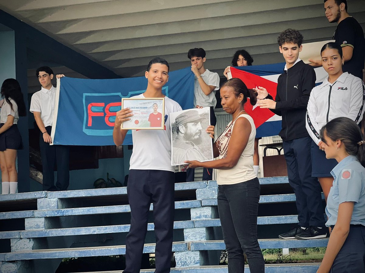 ¡Gracias por todo Sandy Gómez! ⚛️💙
❤️2️⃣ años de dedicación y esfuerzo me consta que no han sido en vano. El verdadero reconocimiento ⭐️ es cada momento en el que desde las filas de la #FEEMMatancera pude representar a la Vocacional "Carlos Marx Pressburg" 🇨🇺.
#ipvcecm #cubamined