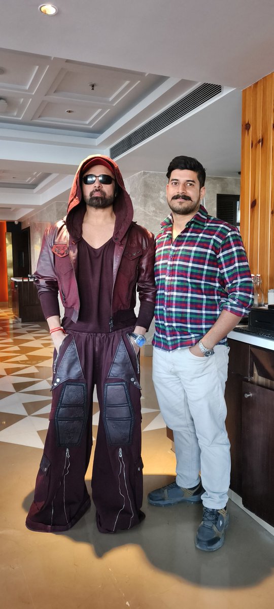 AmitBhat11's tweet photo. #Rockstar 🎸⋆⭒˚｡⋆
#HimeshReshammiya #Himesh
#Brother ❤️
#Jammu #Katra
#Jaimatadi 🙏 https://t.co/Qy6gaNJw4v