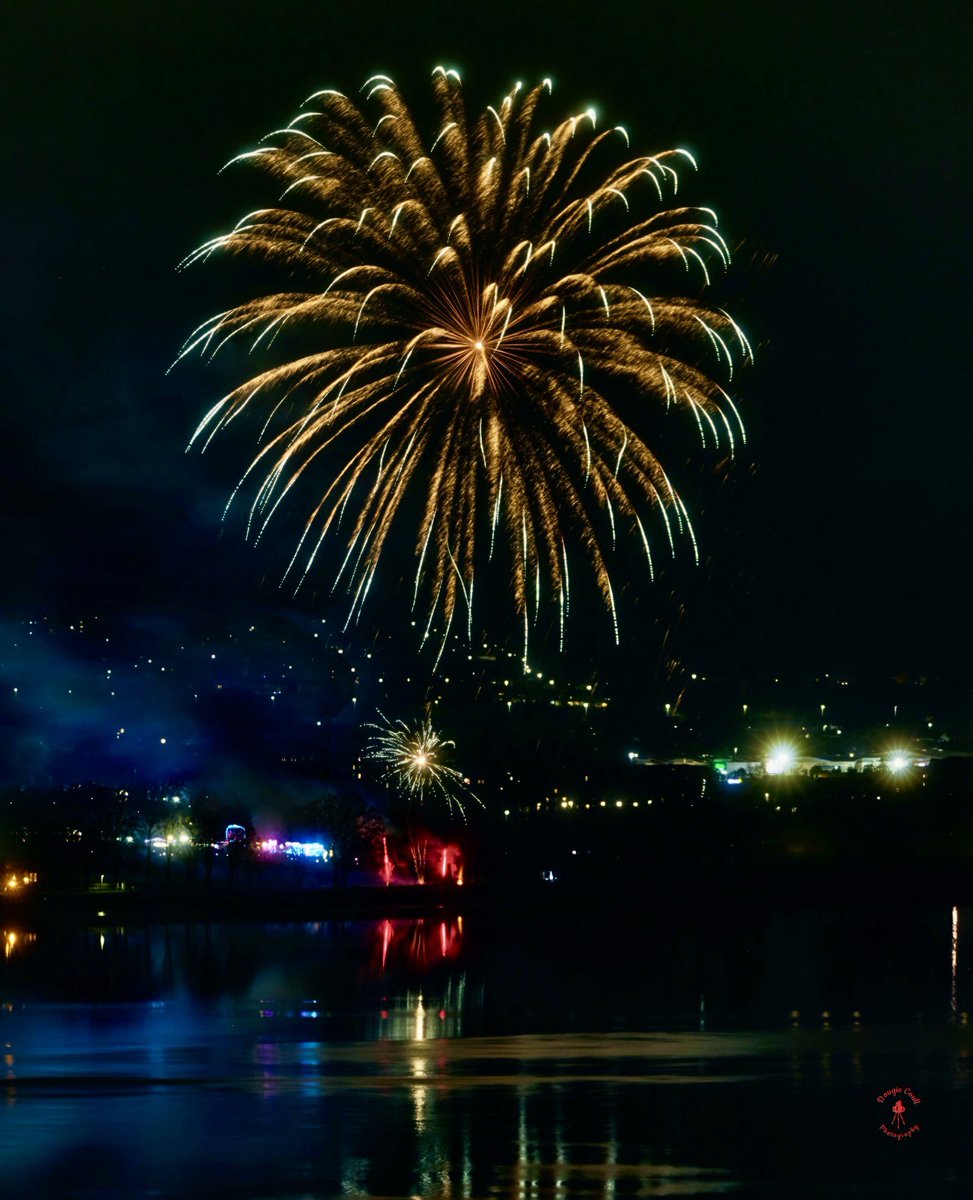 DougieCoullPix's tweet photo. Few from last night’s display 🧨
#dumbarton #fireworks #photography #fifthofnovember #pyrotechnics #bonfire https://t.co/rRp650yq52