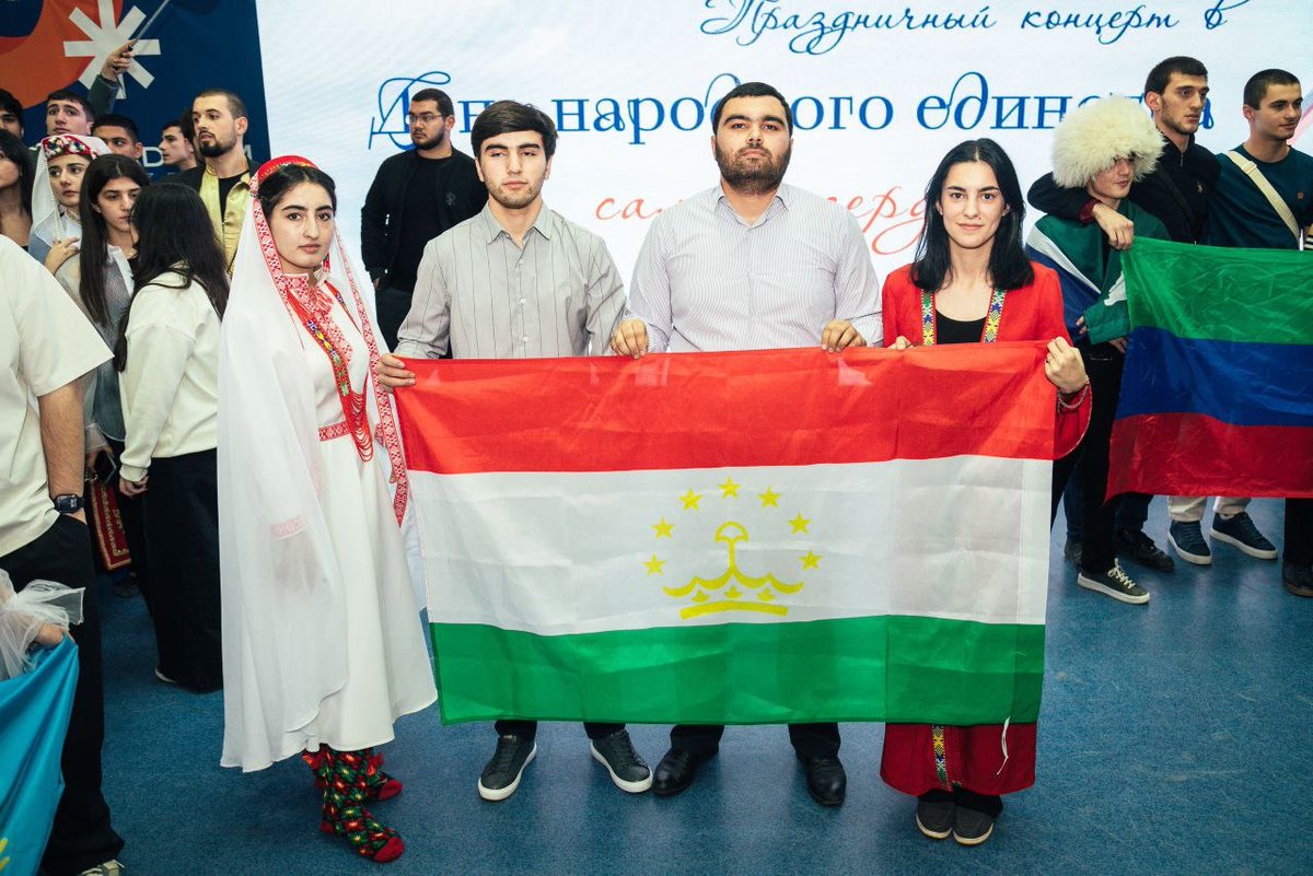 🔥Может показаться, что это какой-то сходняк в душанбинской чайхоне, но нет.
Это так отмечали День народного единства в Волгоградском государственном университете.

Как видим госфлаг РФ отсутствовал в принципе.
Минин с Пожарским переворачиваются в гробу.