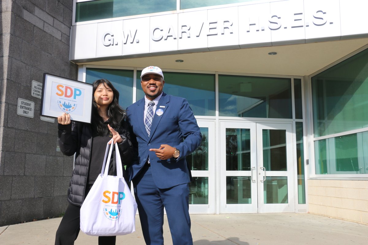 Congrats to 1st place winner of @fundphlschools Back the Bell design competition: 11th grader Aleea Dina Suonborai from Carver Engineering and Science! 🎉🎉

Along with a $1500 cash prize, Aleea’s design is featured on totebags, mugs, t-shirts and more ➡️  tinyurl.com/73eusy2s