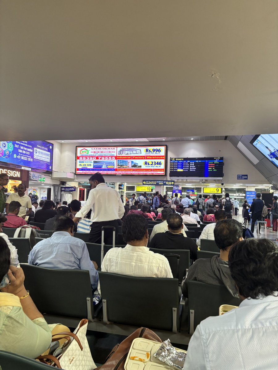 S_PriyaAnanth's tweet photo. Coimbatore’s airport is so confusing &amp; on top of that it was flooded today with no place to sit! Tried the restaurant in the first floor, food was legit bad. Unsure of the buffet! TN really needs to look deeply at airport facilities @CMOTamilnadu @AAI_Official @CbeCorp @IndiGo6E https://t.co/TEdFfMhxdG