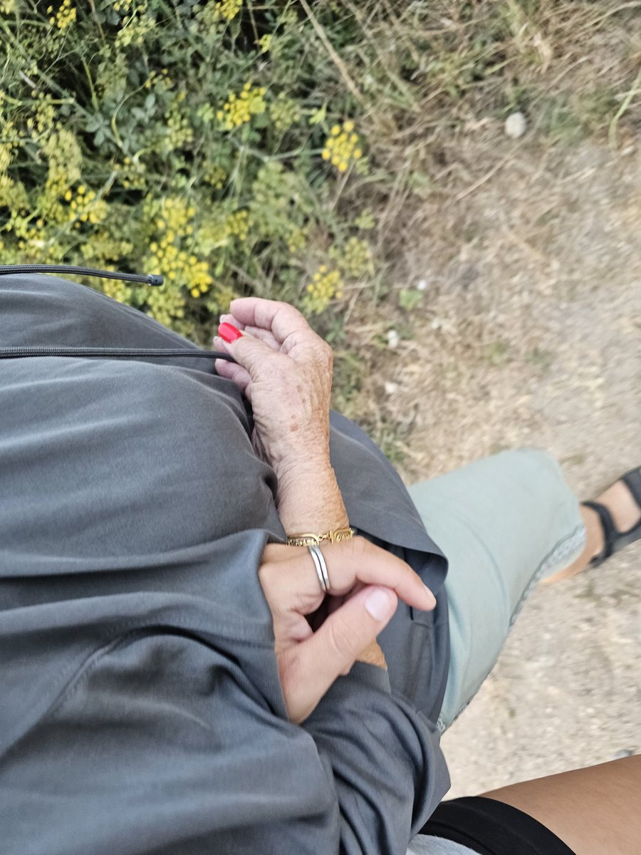 mi abuela, con 83 años lleva yendo al mismo gimnasio hace 25 años, y ha pasado de ir 2 días en semana a ir todos los días, además de apuntarse a todas las rutas que hacemos, hacer el camino de Santiago más de 10 veces... 
no querría parecerme a nadie más que no fuera ella 💛