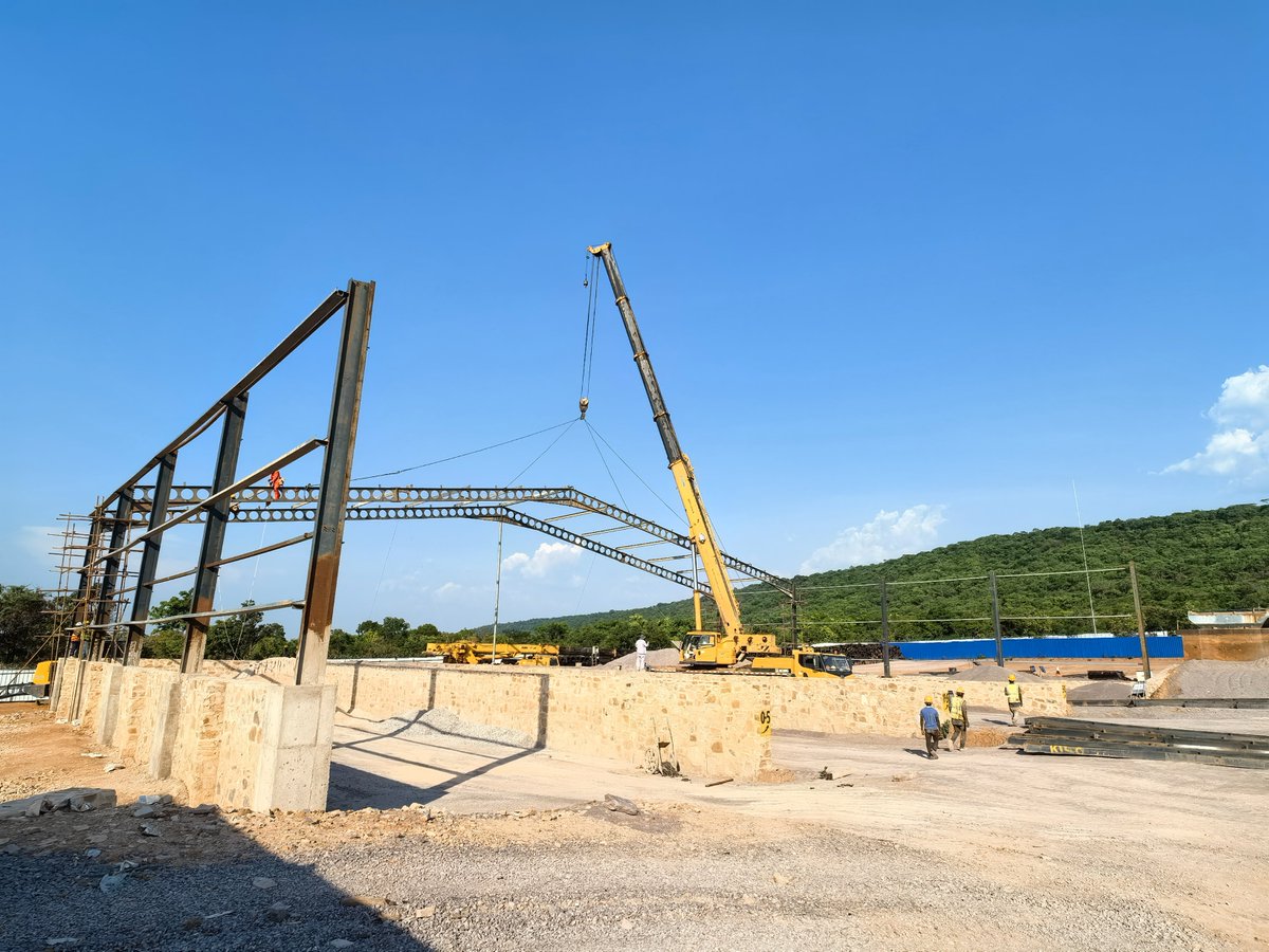 SISC_SA's tweet photo. #Infrastructure ｜📍#RN1:Soutien clé pour les travaux de la RN1 en saison des pluies ! 🌧️
Le 4 novembre : Le toit de protection étanche pour les silos de stockage de gravats du lot 5 (Mbuji-Mayi-Nguba) est complété !
Doté d’un système de drainage efficace, il garantit la sécheresse et la propreté des matières premières, ainsi que la stabilité des mélanges – soutien solide pour la poursuite des travaux pendant la saison des pluies ! 
@SICOMINES
@acgtcd
@MinITP_RDC
@AGENCE_APCSC
@PrimatureRDC
@Presidence_RDC