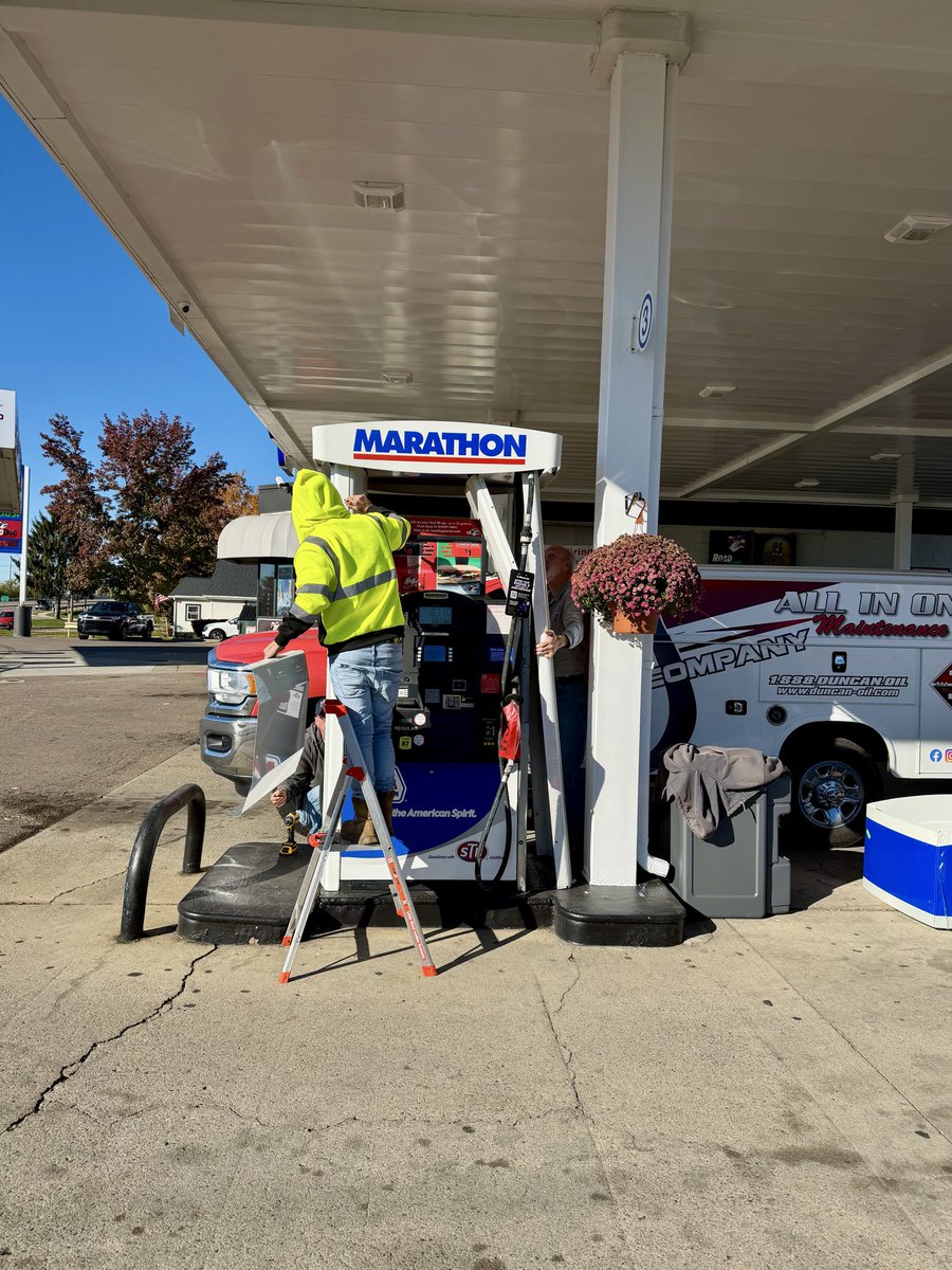 DuncanOil's tweet photo. From : Brett Reid ( Director - Building Customer Relationship ) 

🚀 Project Spotlight: Fat Daddy’s RoadDog in Moraine!

A huge shoutout to the AIO team for their outstanding work on the Marathon Fuel branding at Fat Daddy’s RoadDog.

It’s always exciting to see a vision come to life so seamlessly. Excellent work, AIO team! 👏

#Branding #MarathonFuel #DesignExcellence #Teamwork #Moraine #AIO #FatDaddysRoadDog