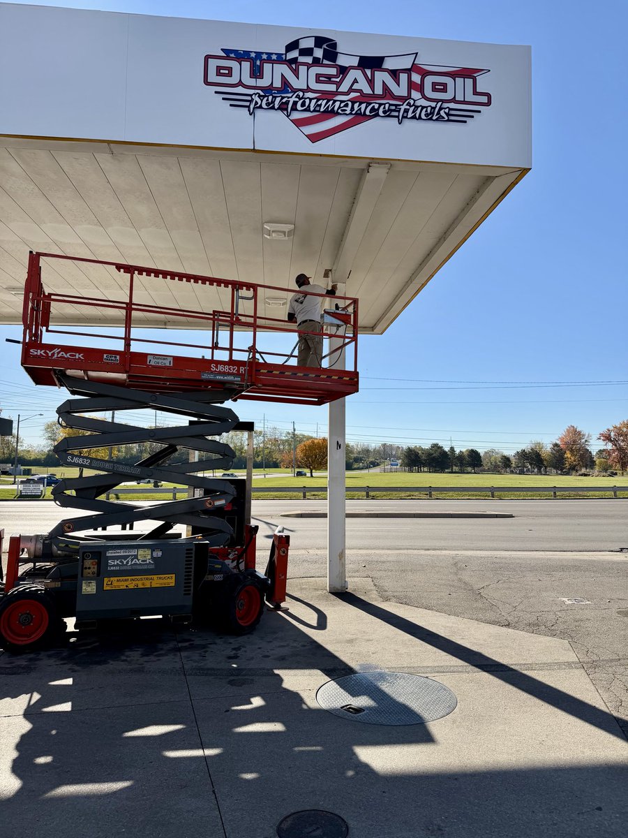 DuncanOil's tweet photo. From : Brett Reid ( Director - Building Customer Relationship ) 

🚀 Project Spotlight: Fat Daddy’s RoadDog in Moraine!

A huge shoutout to the AIO team for their outstanding work on the Marathon Fuel branding at Fat Daddy’s RoadDog.

It’s always exciting to see a vision come to life so seamlessly. Excellent work, AIO team! 👏

#Branding #MarathonFuel #DesignExcellence #Teamwork #Moraine #AIO #FatDaddysRoadDog