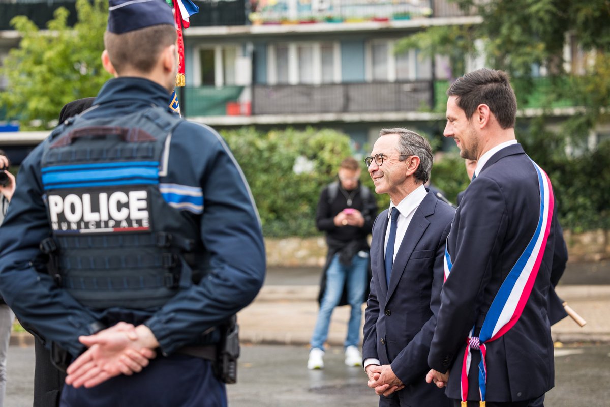 A Bry-sur-Marne avec le maire <a href="/CharlesAslangul/">Charles Aslangul</a>, j'ai tenu à rendre hommage au colonel Arnaud Beltrame qui, il y a plus de 7 ans, mourait de la main d’un terroriste islamiste. 

“Prends‑moi à sa place” lançait-il, comme la réponse de l'héroïsme à la barbarie. Son sacrifice nous