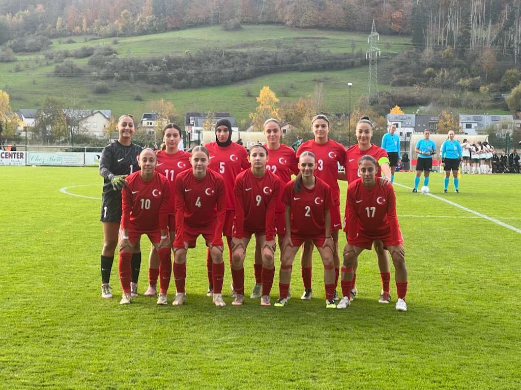 MilliTakimlar's tweet photo. 2026 UEFA U17 Avrupa Şampiyonası 1. Tur B Ligi 4. Grup ilk maçında Lüksemburg'u 3-1 yenen U17 Kız Millî Takımımız, bugün ikinci maçında Kuzey İrlanda'yı 2-1 mağlup etti. 

Sevde Minel Demirtaş'ın 13'üncü dakikadaki golüne 68'inci dakikada Anna Rose Robinson cevap verirken; son sözü, 76. dakikada Yasemin Gür söyledi: 2-1. 

İki maç sonunda 6 puana ulaşan Türkiye, 2. Tur'da A Ligi'nde mücadele etme hakkı kazandı. #BizimÇocuklar🇹🇷