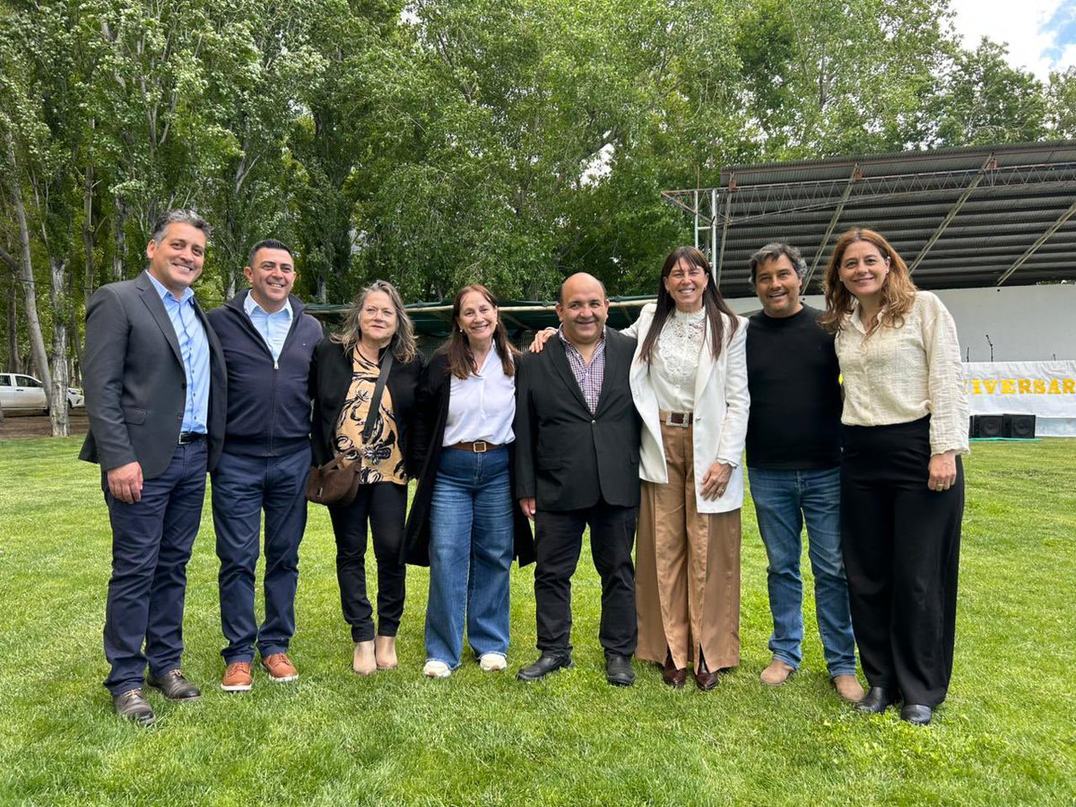 julietacorroza's tweet photo. Qué alegría recibir el cariño de tanta gente en un nuevo aniversario de Buta Ranquil. 
Seguiremos trabajando por el desarrollo y crecimiento de esta querida localidad. https://t.co/2y698px2Fa