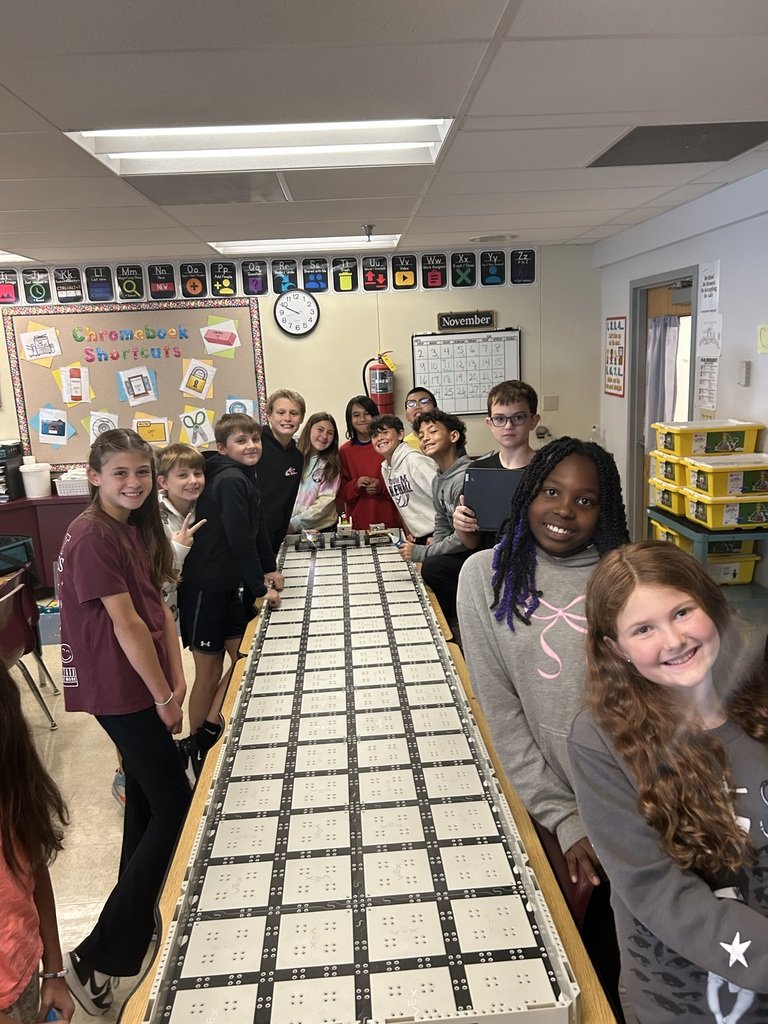 M19_MES's tweet image. Fifth graders are building and coding Vex Go robots in technology class this week! #MESProud