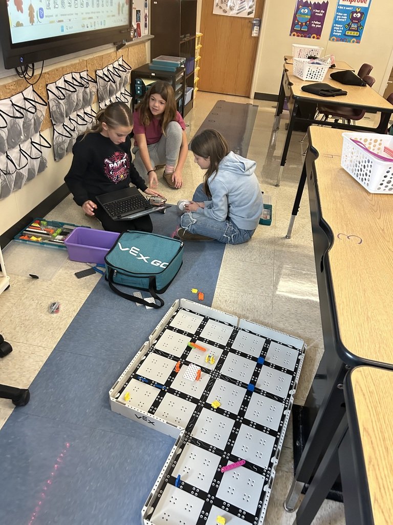 M19_MES's tweet image. Fifth graders are building and coding Vex Go robots in technology class this week! #MESProud