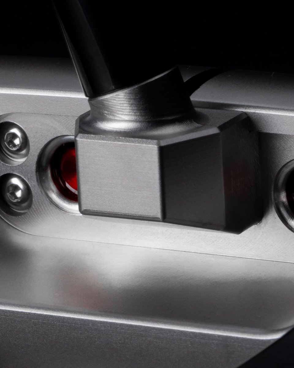 A popular Fastback design, now engineered for low-torque performance.
 
Featuring an Onset Center shaft placement behind the putter face's leading edge, the new Studio Style Fastback OC is designed to provide squareness through the stroke without compromising feel.