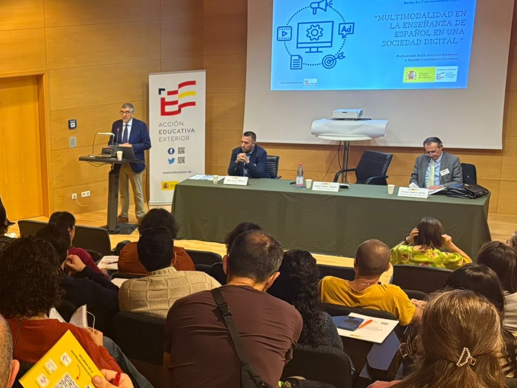 LearnCyL's tweet image. @jcyl  apoya las #JornadasFormativas2025 organizadas por @edu_deu  en Berlín “Multimodalidad en la enseñanza de español en una sociedad digital”
Un paso más hacia la innovación educativa y la formación docente.
#espanolparatodos @EmbEspAlemania | @educaciongob