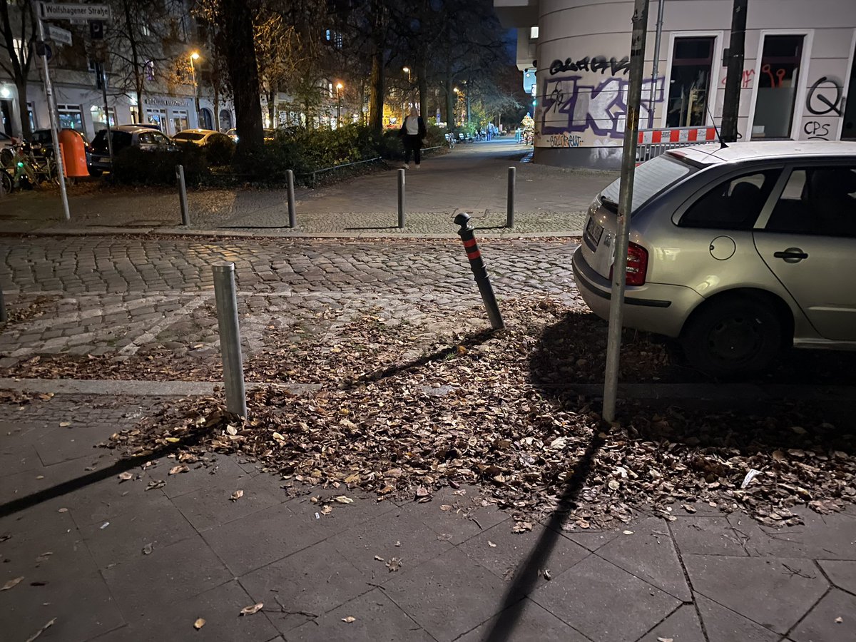 BikerPankow's tweet image. Vorgestern wurde der krumm gefahrene #Poller wieder aufgestellt, heute iat er schon wieder krumm. Kann denn niemand mehr Auto fahren? #Pankow #Ossietzkystraße
