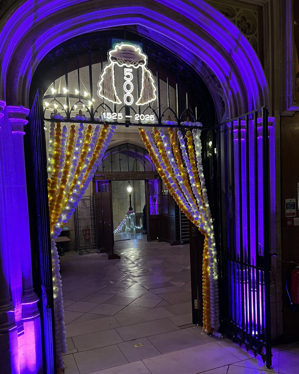ChCh_Oxford's tweet image. We’re still glowing from our recent Diwali Dinner – here are some of our favourite snaps of the Great Hall before the meal! 🪔 #Diwali2025 #ChCh500 #MuChChLove