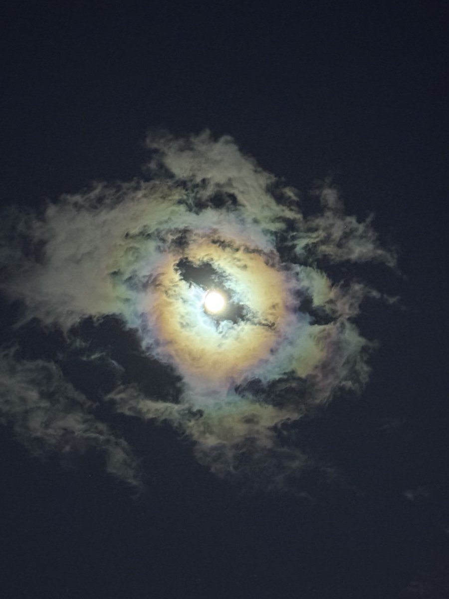 timur_analytic's tweet image. Сегодня впервые увидел круглую радугу на луне и узнал о ее существовании