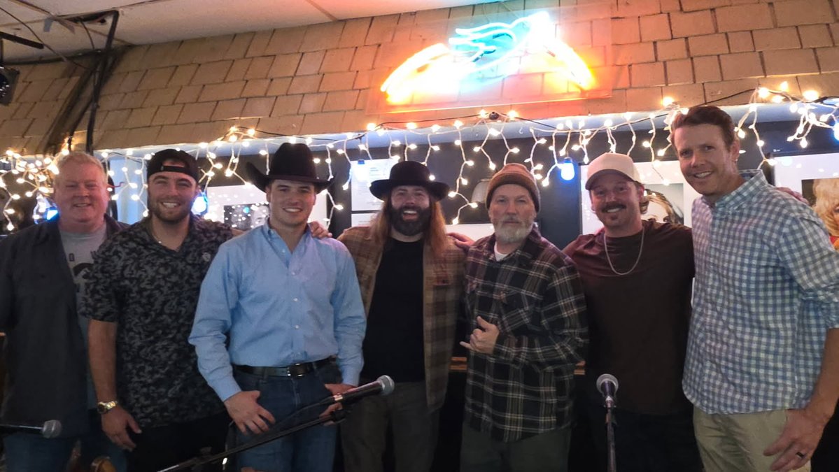 CJSolar's tweet image. Big thanks to @ascap for having me back to the legendary @bluebirdcafetn last night… surprise appearance by @freddurst wasn’t in my bingo card for last night… so glad he popped by! Been a Bizkit fan since my uncle Steve showed me “Rolling” 20+ years ago lol