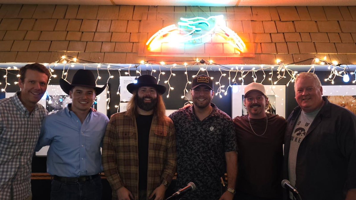 CJSolar's tweet image. Big thanks to @ascap for having me back to the legendary @bluebirdcafetn last night… surprise appearance by @freddurst wasn’t in my bingo card for last night… so glad he popped by! Been a Bizkit fan since my uncle Steve showed me “Rolling” 20+ years ago lol