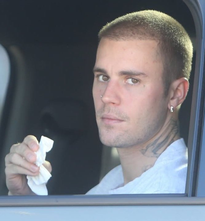 Justin and Hailey Bieber face cards are so good that you can’t even tell if its a hate tweet 😭